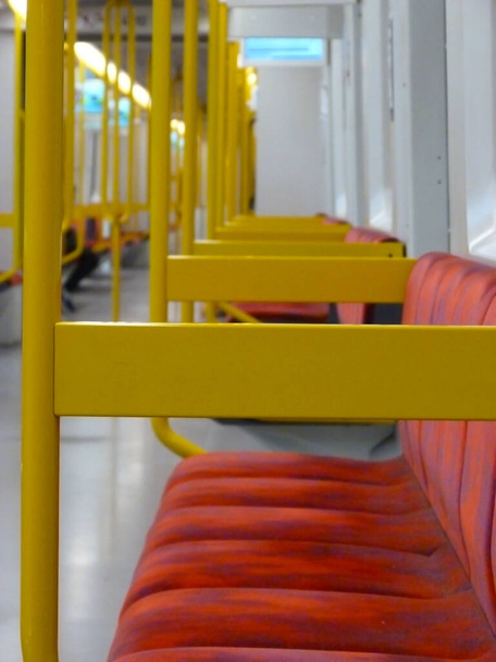 Coche subterráneo con asientos vacíos. Varsovia metro coche
. - Foto, imagen
