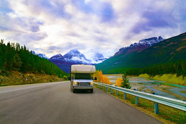 Viaje por carretera de verano en vehículo recreativo autocaravana en paisaje de montaña - Foto, imagen