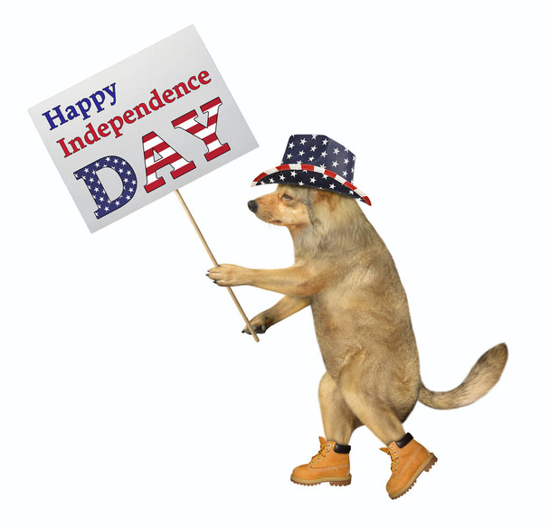 Der beige Hundepatriot geht mit einem Schild spazieren, auf dem "Happy Independence Day" steht. Weißer Hintergrund. Isoliert. - Foto, Bild