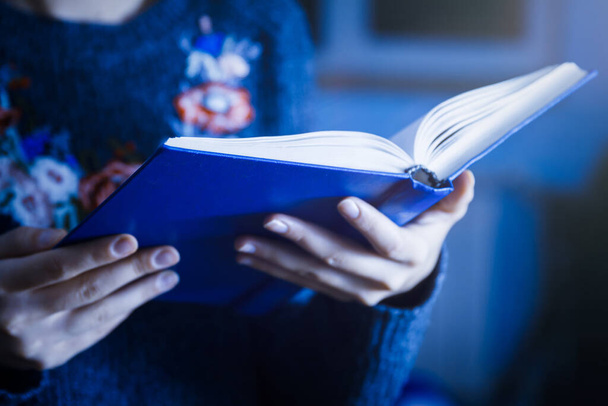 Close-up de uma menina lendo um livro - Foto, Imagem
