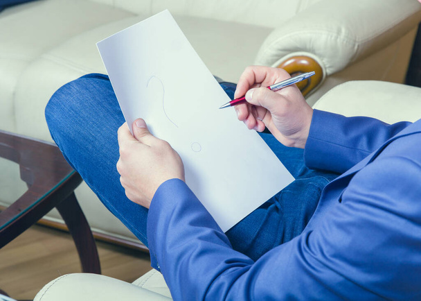 Podnikatel drží pero psané na papíře - Fotografie, Obrázek