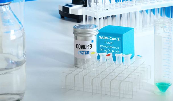 Detecção de coronavírus. Interior do laboratório, laboratório de testes, amostras de sangue de pacientes com pneumonia viral para serem testados quanto à presença de ácidos nucleicos para genes codificadores do vírus SARS-CoV-2 de rna.. - Foto, Imagem