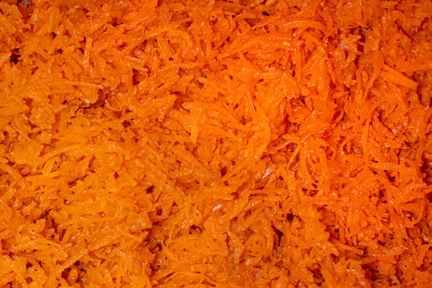 Geriebene Karotten mit frischem Hintergrund. Textur von oben. - Foto, Bild