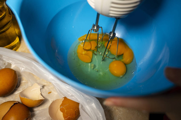 Receita com ovos e misturador de mão
 - Foto, Imagem