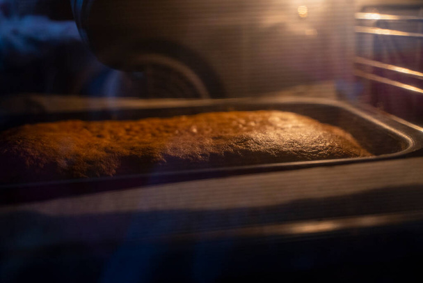 Biskuitkuchen im Ofen - Foto, Bild