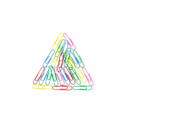 Fermagli multicolori a forma di triangolo su sfondo bianco. Graffette decorative nei colori rosa, giallo, verde, rosso e blu
 - Foto, immagini