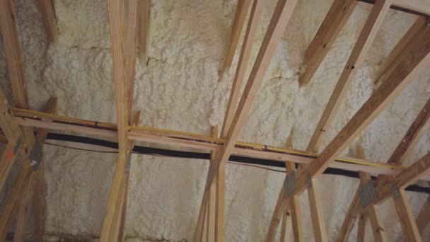 Construção de nova casa com instalação de isolamento térmico instalando no sótão - Filmagem, Vídeo