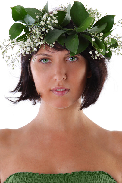 μια όμορφη νεαρή σέξι γυναίκα με λουλούδια και πράσινα φύλλα σε - Φωτογραφία, εικόνα