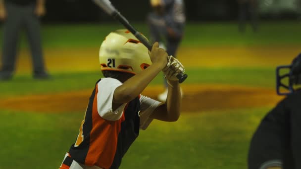 Zpomalený pohyb pálkaře trefit míč a běh na první metu v baseballu - Záběry, video