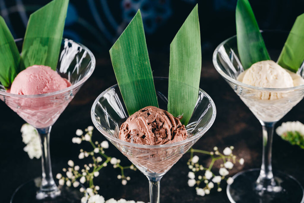 Martini verres avec des cuillères de crème glacée
 - Photo, image