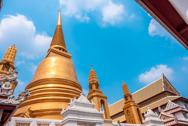Nome deste templo "Wat Bowonniwet Vihara Temple" o templo é famoso por seu grande chedi dourado ou cúpula
 - Foto, Imagem