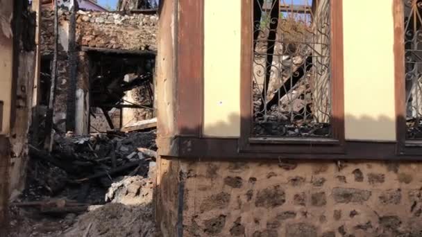 Ruïnes van verbrande oude historische 2 verdiepingen huis na brand ongeluk in het oude centrum van Antalya Kaleici Turkije. 4k stock video van hopen as en brandstichting, ingestorte dak en gebroken ramen. - Video