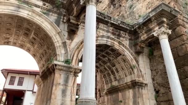 Vista del monumento histórico antiguo Puerta de Adriano Uckapilar en la ciudad vieja de Antalya Kaleici, Turquía. Vídeo de acciones 4k
. - Imágenes, Vídeo