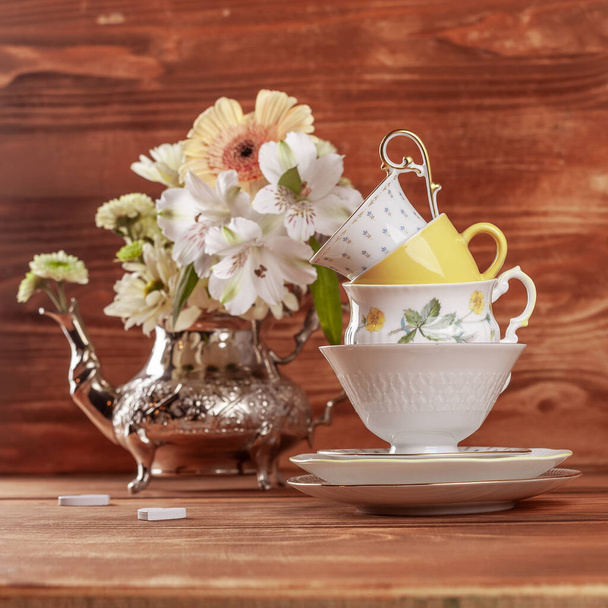 Pilha de xícaras de chá vintage no fundo de madeira
 - Foto, Imagem