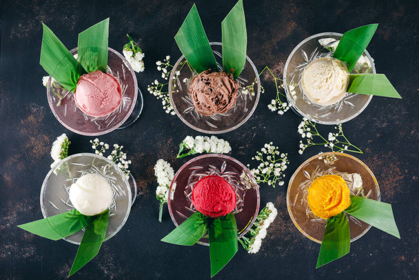 アイスクリームのスクープとマルティーニグラス - 写真・画像