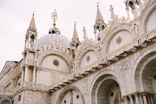 San Marco katedrális Velence, Olaszország, Szent Márk Bazilika. Közelkép a homlokzat részleteiről. - Fotó, kép