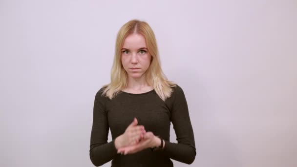 Τρομαγμένη κοπέλα κάλυψε το στόμα της με χέρια - Πλάνα, βίντεο