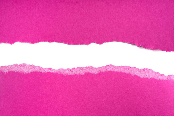 Roztrhané kusy fialového papíru izolované na bílém pozadí. Roztržený okraj papíru. Roztrhejte papírové slzy. Kopírovat mezeru, rámec, nápis - Fotografie, Obrázek