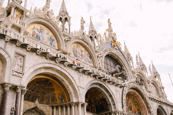 Katedra San Marco w Wenecji, Włochy, Bazylika Świętego Marka. Zbliżenie detali fasady. - Zdjęcie, obraz