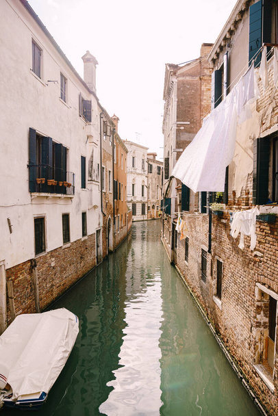 Un canal étroit à Venise. Petits canaux entre les maisons, à quelques mètres. Beaux petits ponts entre les rues
. - Photo, image