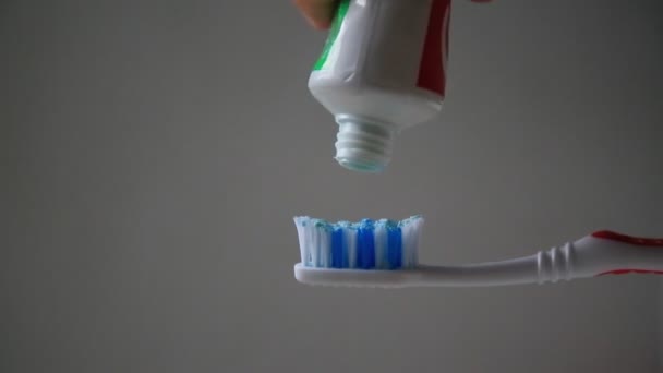 salvador, bahia / brazil - 13 mei 2020: tandpasta wordt gezien met een tandenborstel in Salvador. - Video