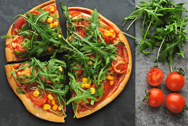 Веганская пицца со свежей рукколой, кукурузой и помидорами. Здоровая пицца
. - Фото, изображение