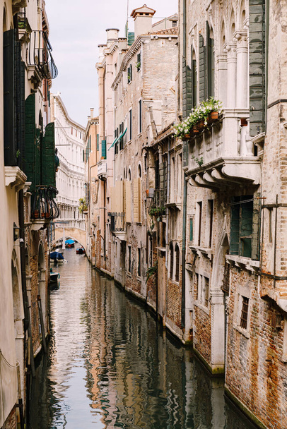 Un canal étroit à Venise. Petits canaux entre les maisons, à quelques mètres. Beaux petits ponts entre les rues
. - Photo, image