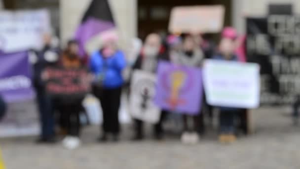 Fondo borroso. Mujeres feministas se paran en el centro de la plaza y se reúnen. - Metraje, vídeo