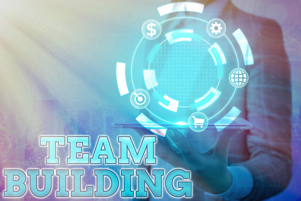 Znak tekstowy pokazujący Team Building. Fotografia koncepcyjna Rodzaje działań służących zacieśnieniu stosunków społecznych. - Zdjęcie, obraz