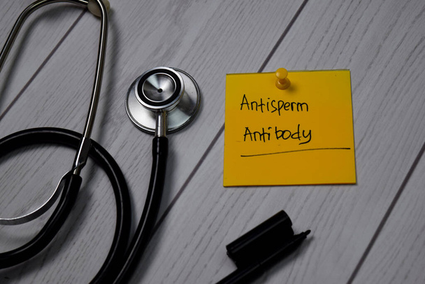 Antisperm Antibody κείμενο γράψει για Sticky Σημειώσεις. Κάτοψη απομονωμένη σε μαύρο φόντο. Υγεία / Ιατρική έννοια - Φωτογραφία, εικόνα