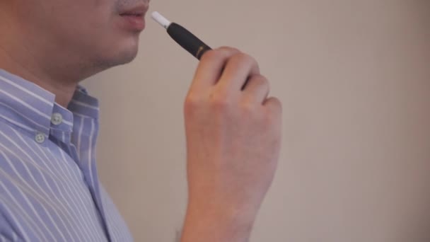 Неясное лицо человека, курящего электронную сигарету - Кадры, видео