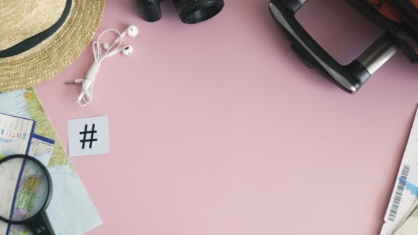 ピンクの机の単語ロンドンに横たわっているトップビューの手 - 映像、動画