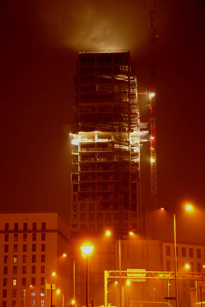 İskelet, Krakow, Birlik Kulesi, Ofis Binası... PRL 'nin yeniden baskısı, ikonun sonu.. - Fotoğraf, Görsel