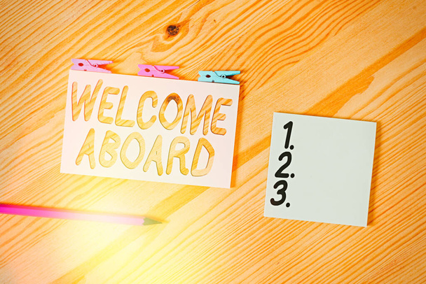 Концептуальный почерк, показывающий Welcome Aboard. Выражение приветствия человеку, прибывшему с желанием Цветные скомканные бумаги
. - Фото, изображение