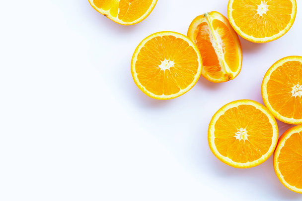 Hohes Vitamin C, saftig und süß. Frische orangefarbene Früchte auf weißem Hintergrund. - Foto, Bild