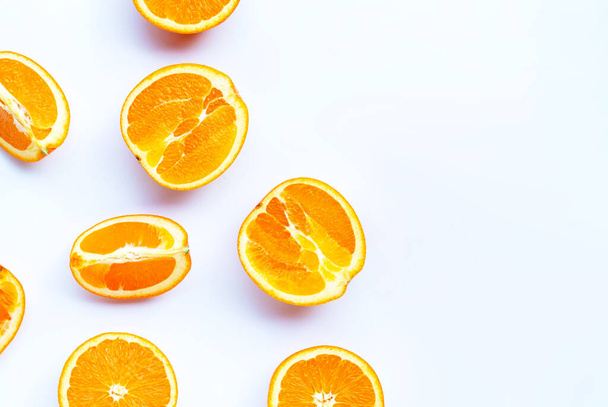 Magas C-vitamin, lédús és édes. Friss narancs gyümölcs fehér alapon. - Fotó, kép