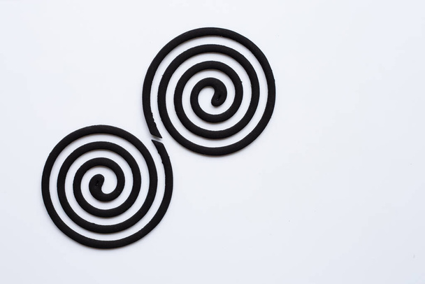 Черные спиральные противомоскитные катушки на белом фоне. Копирование пространства
 - Фото, изображение
