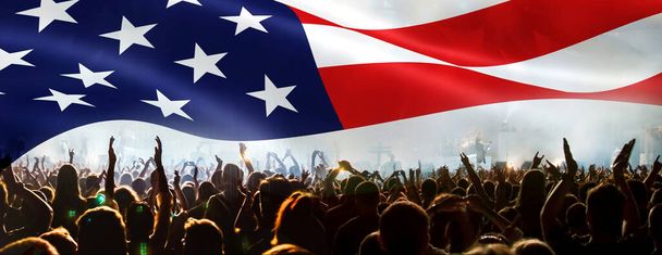 USA zászló tömeg és tűzijáték július 4. Függetlenség napja ünneplés - Fotó, kép