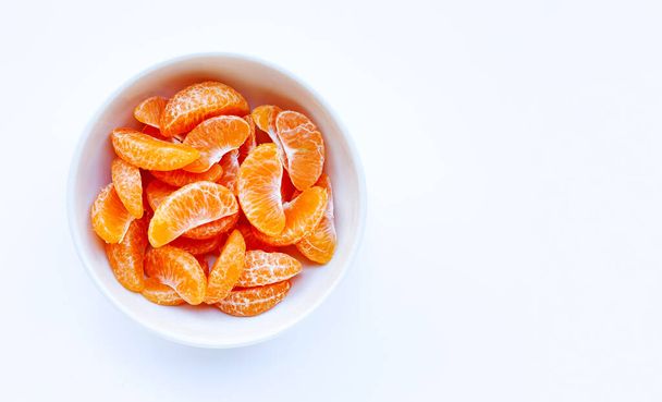 Mandarinensegmente, frisches Orange isoliert auf weißem Hintergrund. Kopierraum - Foto, Bild