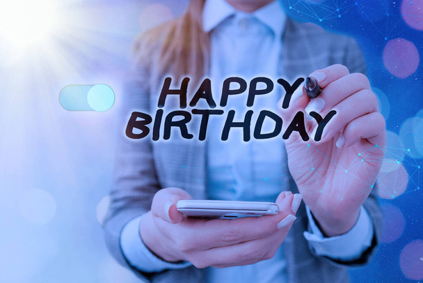 Textschild mit Happy Birthday. Der Geburtstag eines Individuums wird mit Geschenken gefeiert. - Foto, Bild