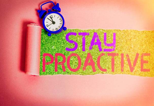 Scrivere una nota che mostra Stay Proactive. Business photo showcase Prendere la propria decisione di anticipare gli eventi previsti
. - Foto, immagini