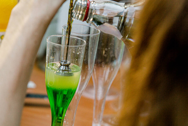 Barmann bereitet Cocktailgrüne mexikanische draußen zu. Nahaufnahme Foto von Barmen Hände - Foto, Bild