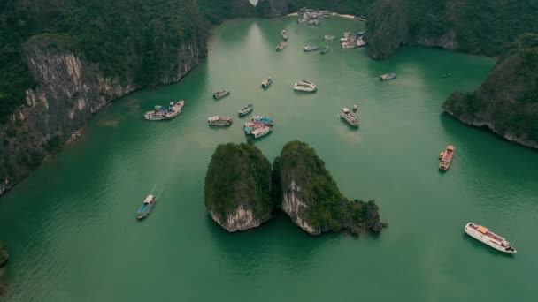 HALONG BAY, VIETNAM - APRIL, 2020: Aerial panorama view of the pier in the rocky islands of Halong Bay in Vietnam. - Footage, Video