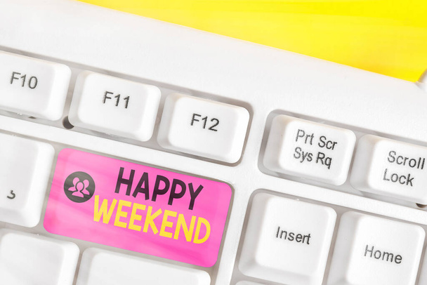 Textschild mit Happy Weekend. Konzeptfoto Fröhlicher Ruhetag Zeit ohne Büroarbeit Urlaub verbringen. - Foto, Bild