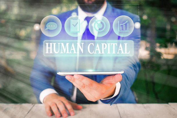 Tekst pisma Human Capital. Pojęcie oznaczające niematerialne zasoby zbiorowe Edukacja kapitałowa w zakresie kompetencji. - Zdjęcie, obraz