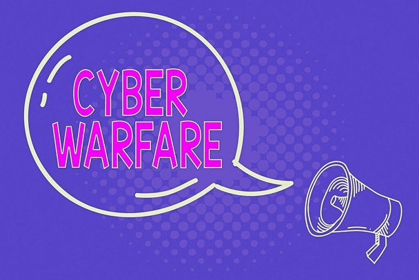 Kézírás szöveg írása Cyber Warfare. Koncepció jelentése Virtuális háború Hackerek Rendszer támadások Digitális tolvaj Stalker Blank Átlátszó beszéd buborék ragyogó ikon és körvonalazott Megafon. - Fotó, kép