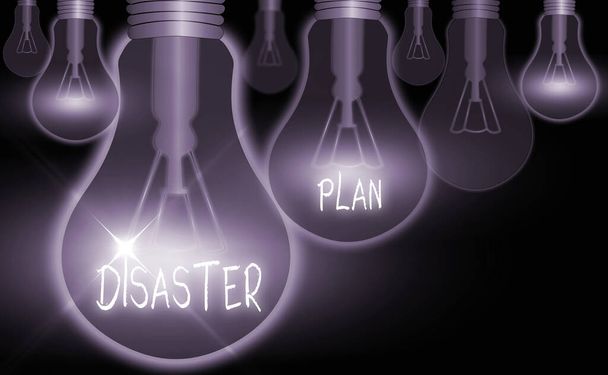 Scrivere testi in Word Disaster Plan. Business concept per rispondere alla sopravvivenza di emergenza e kit di pronto soccorso
. - Foto, immagini