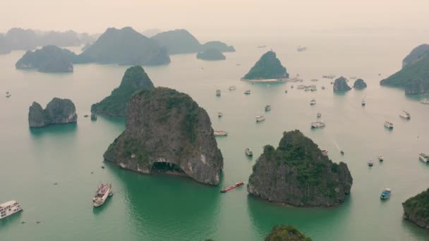 HALONG BAY, VIETNAM - Duben, 2020: Letecký bezpilotní pohled na záliv Halong s výletními loděmi - známé turistické letovisko ve Vietnamu. - Záběry, video
