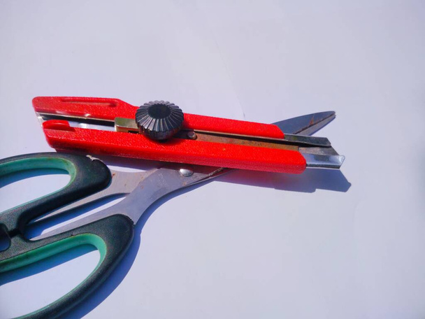 оборудование для резки бумаги, ножниц и ножей
 - Фото, изображение