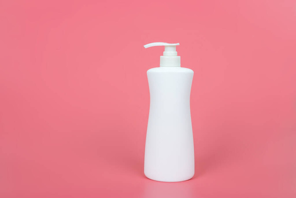 Kosmetik-Attrappe Flasche auf pastellrosa Hintergrund - Foto, Bild